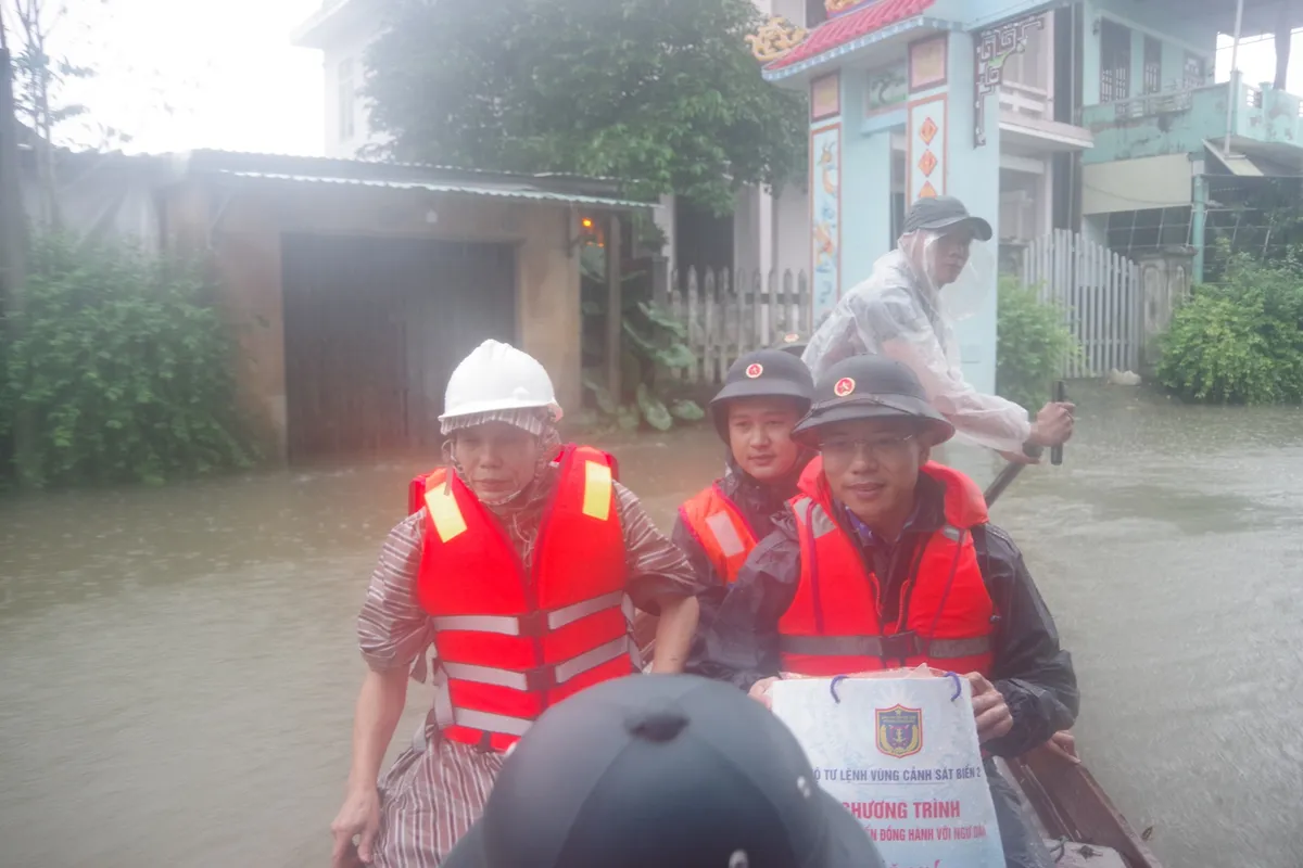 Cảnh sát biển Vùng 2 vượt lũ sâu, chia sẻ nỗi đau với gia đình có người bị lũ cuốn trôi ở Huế - Ảnh 2.