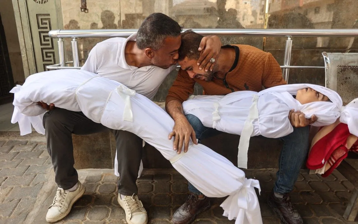 Trong số những nạn nhân Palestine thiệt mạng trong cuộc không kích đêm 28/10 có nhiều trẻ em (Ảnh: AFP)