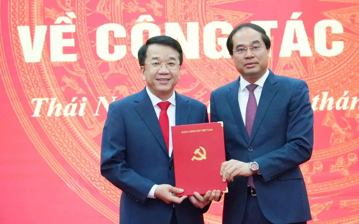 Bí thư Tỉnh ủy Thái Nguyên Trịnh Xuân Trường đã thừa ủy quyền của Ban Bí thư Trung ương Đảng trao quyết định cho ông Nguyễn Thanh Bình giữ chức Phó Bí thư Tỉnh ủy Thái Nguyên.