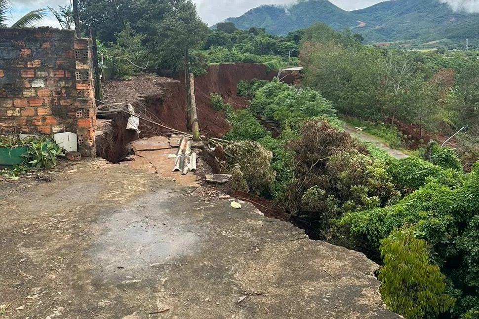 Gia Lai: Di dời nhiều hộ dân vùng sạt lở do ảnh hưởng mưa lớn - Ảnh 1.