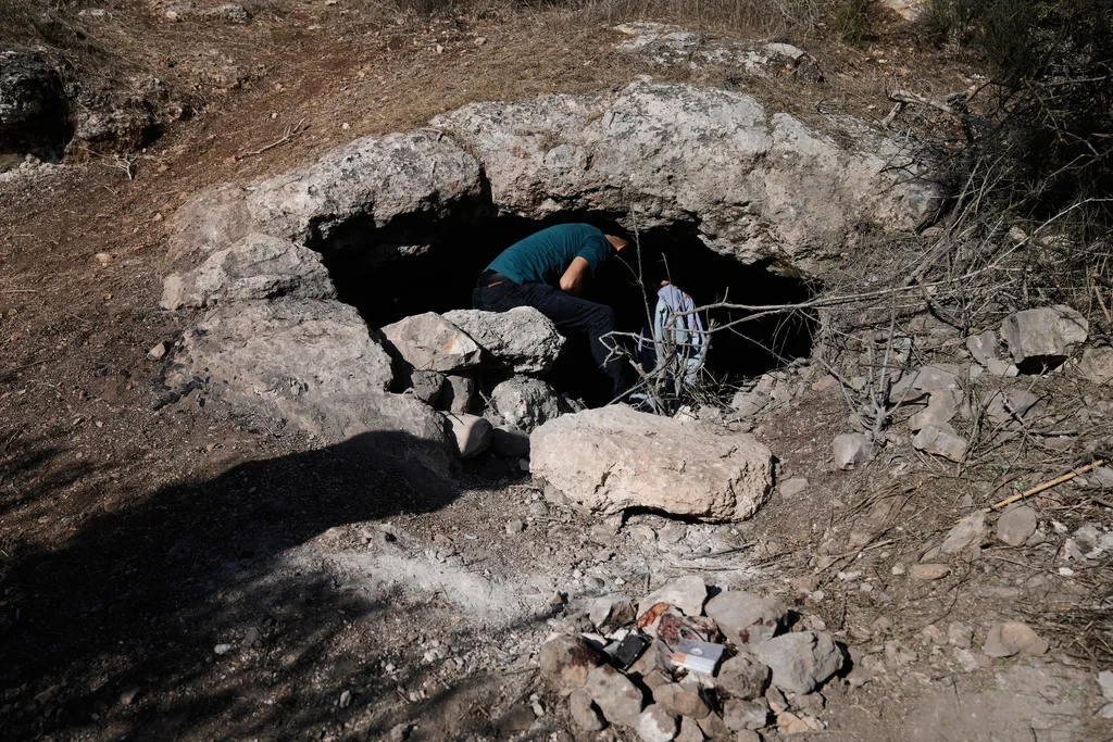 Israel không kích vào Bờ Tây lần đầu tiên sau nhiều tháng khiến 3 người tử vong  - Ảnh 1.