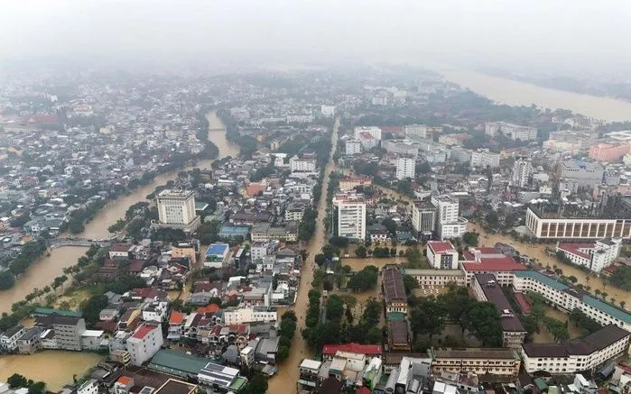 Nước lũ phủ kín các tuyến đường trung tâm thành phố Huế - Ảnh: VGP/Lê Hoàng