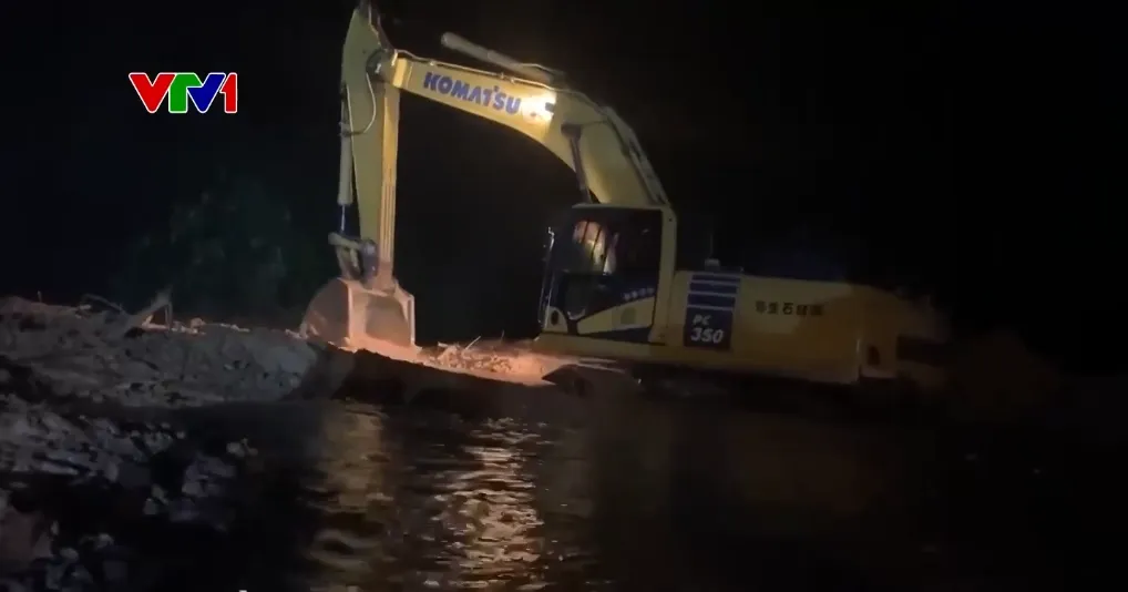 Xuyên đêm san gạt đất đá, thông tuyến cao tốc La Sơn - Hòa Liên - Ảnh 2.