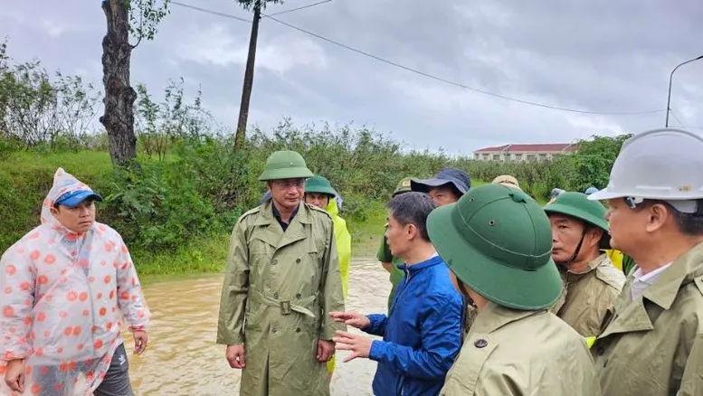Đà Nẵng di dời hàng trăm người dân ra khỏi vùng có nguy cơ sạt lở - Ảnh 1.