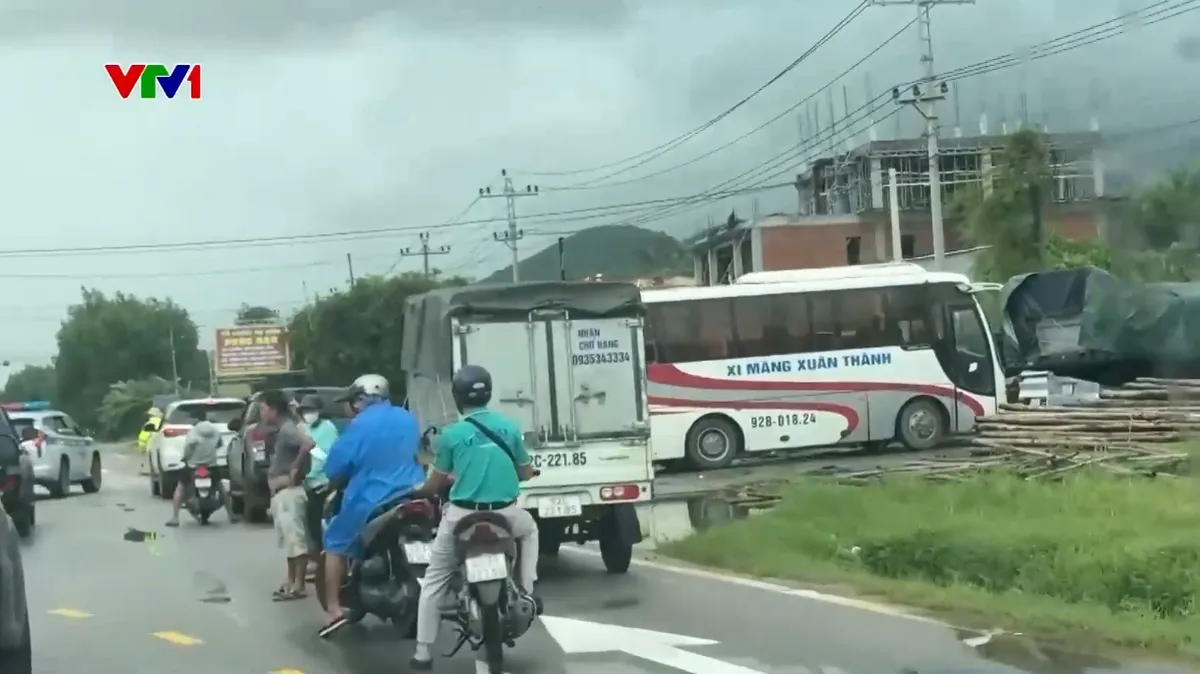 Các tuyến quốc lộ qua Đà Nẵng ngập sâu, nhiều phương tiện chết máy - Ảnh 2.