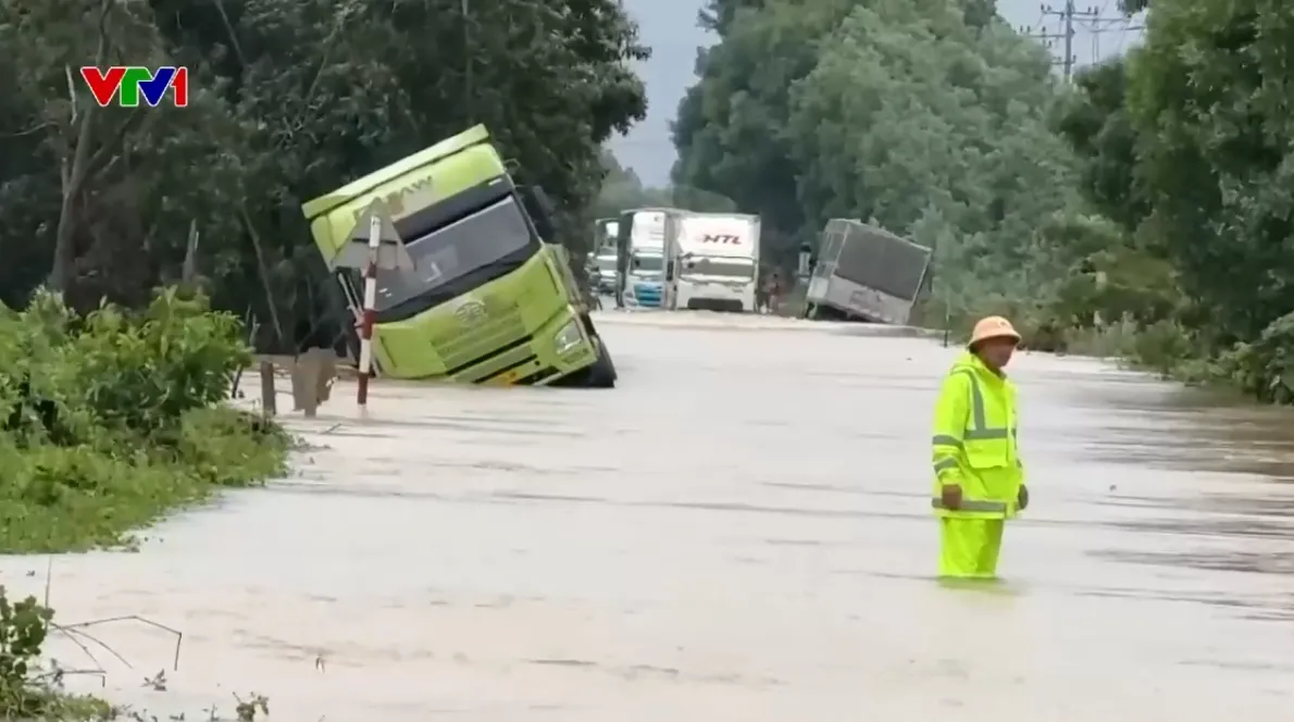 Các tuyến quốc lộ qua Đà Nẵng ngập sâu, nhiều phương tiện chết máy - Ảnh 1.
