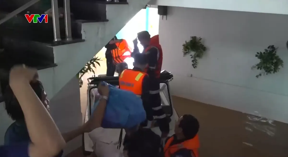 Hàng nghìn cán bộ, chiến sĩ vượt lũ di dời dân ra khỏi vùng ngập, tiếp tế lương thực cho bà con - Ảnh 2.