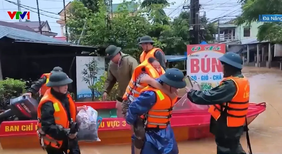 Hàng nghìn cán bộ, chiến sĩ vượt lũ di dời dân ra khỏi vùng ngập, tiếp tế lương thực cho bà con - Ảnh 1.