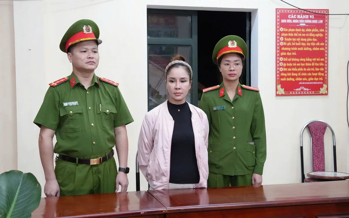 Đối tượng Doãn Thị Lệ Xuân làm việc tại cơ quan Công an. Ảnh: CA