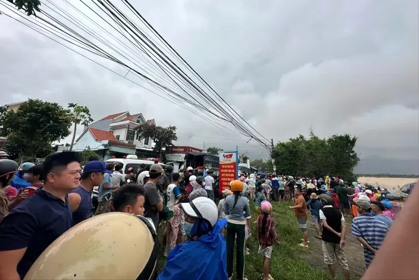 Ghe chở 9 người đi đám tang ở Đà Nẵng bị lật úp, 1 người mất tích - Ảnh 1.