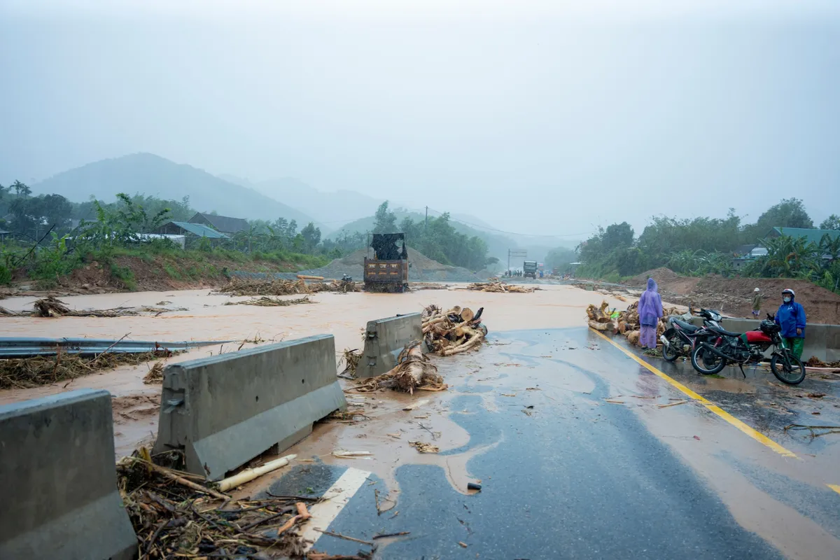 Phó Thủ tướng Trần Hồng Hà chỉ đạo khắc phục sạt lở trên cao tốc La Sơn - Hòa Liên - Ảnh 2.
