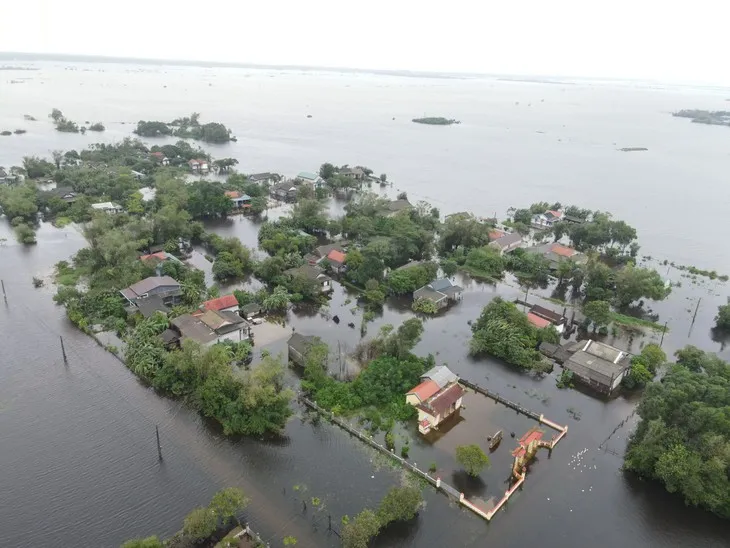 Lũ lịch sử khiến ngập úng nghiêm trọng ở Huế và Đà Nẵng. Lũ lịch sử khiến ngập úng nghiêm trọng ở Huế và Đà Nẵng.