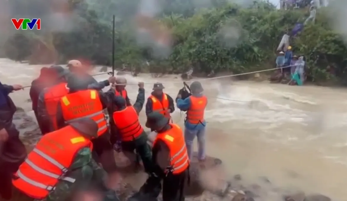 Huế ngập hơn 3/4 phường xã, hàng nghìn hộ dân bị chia cắt giữa mưa lũ dồn dập - Ảnh 1.