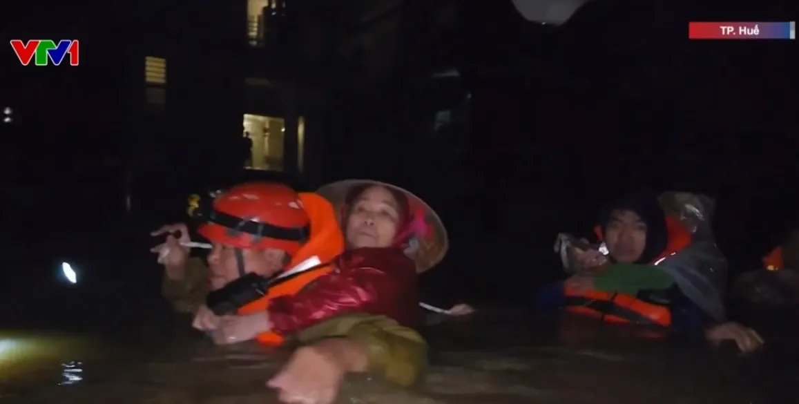 Huế ngập hơn 3/4 phường xã, hàng nghìn hộ dân bị chia cắt giữa mưa lũ dồn dập - Ảnh 2.