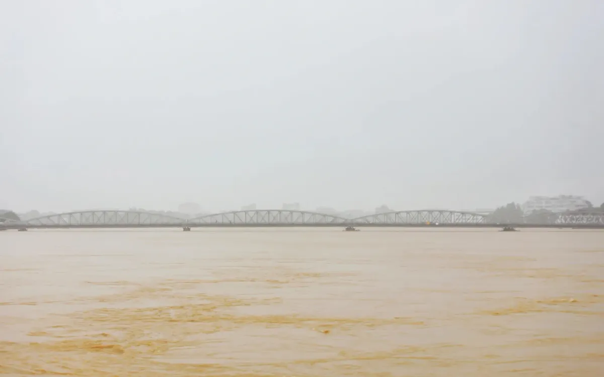 Nước lũ trên sông Hương đang lên lại, cao hơn mức báo động 3