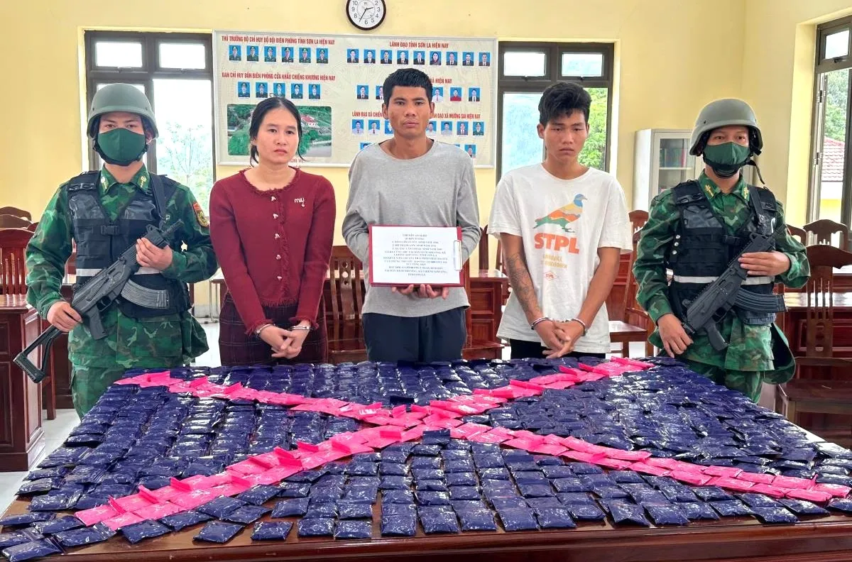 Bắt 3 đối tượng vận chuyển 100.000 viên ma túy tổng hợp - Ảnh 1.