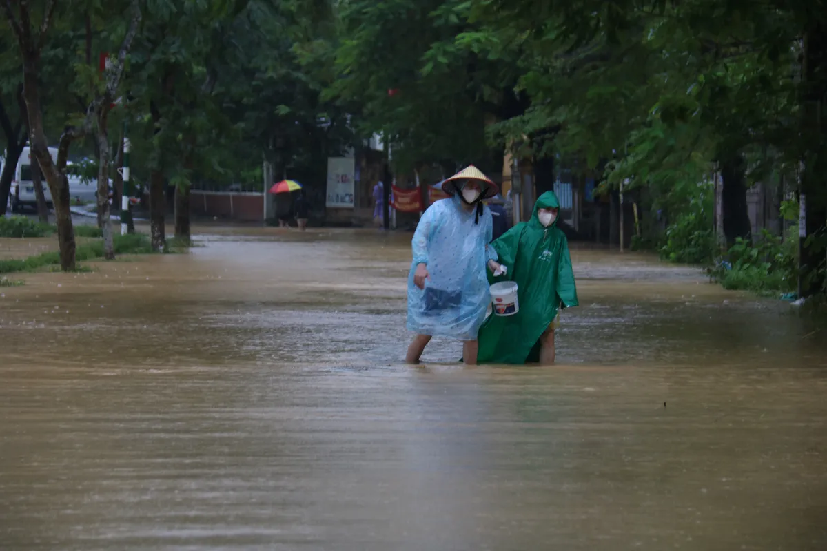  Huế: Thượng nguồn mưa lớn, nước  lũ sông Hương đang dâng cao trở lại - Ảnh 2.