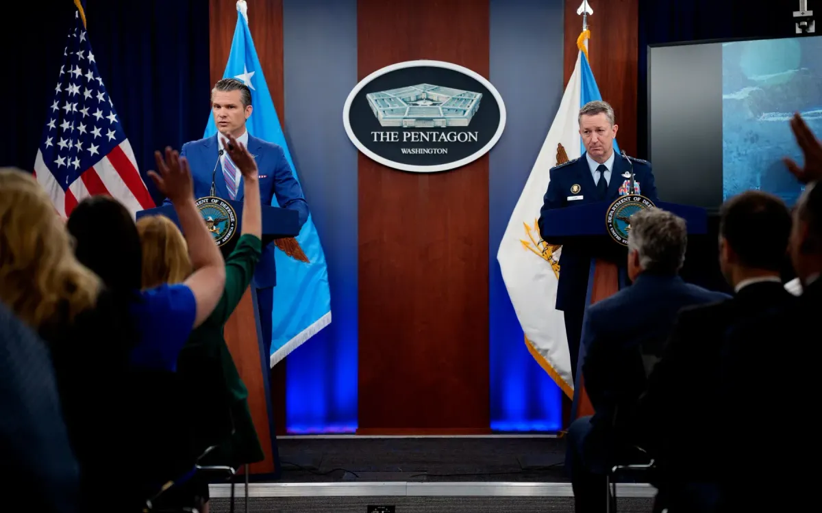 Một cuộc họp báo tại Lầu Năm Góc, tháng 10/2025 (Ảnh: Getty Images)