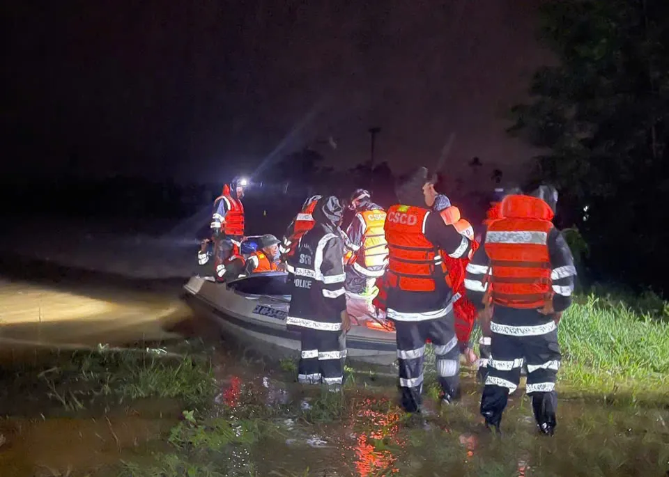 Cảnh sát cơ động trắng đêm vượt dòng nước lũ hỗ trợ người dân vùng ngập lụt - Ảnh 4.