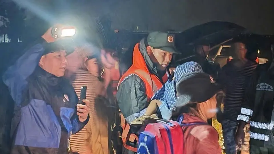 Cảnh sát cơ động trắng đêm vượt dòng nước lũ hỗ trợ người dân vùng ngập lụt - Ảnh 6.