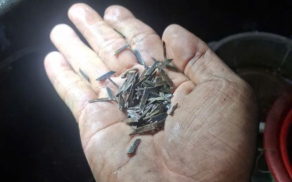 TP Hồ Ch&iacute; Minh: Thu gom 2kg đinh đinh tặc rải xuống đường bẫy người đi đường - Ảnh 1.