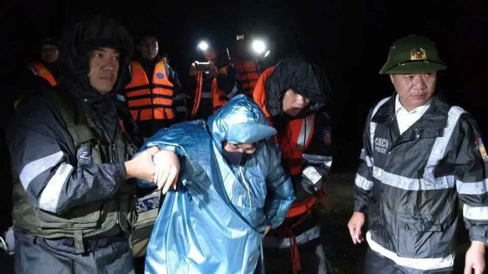 Cảnh sát cơ động trắng đêm vượt dòng nước lũ hỗ trợ người dân vùng ngập lụt - Ảnh 2.