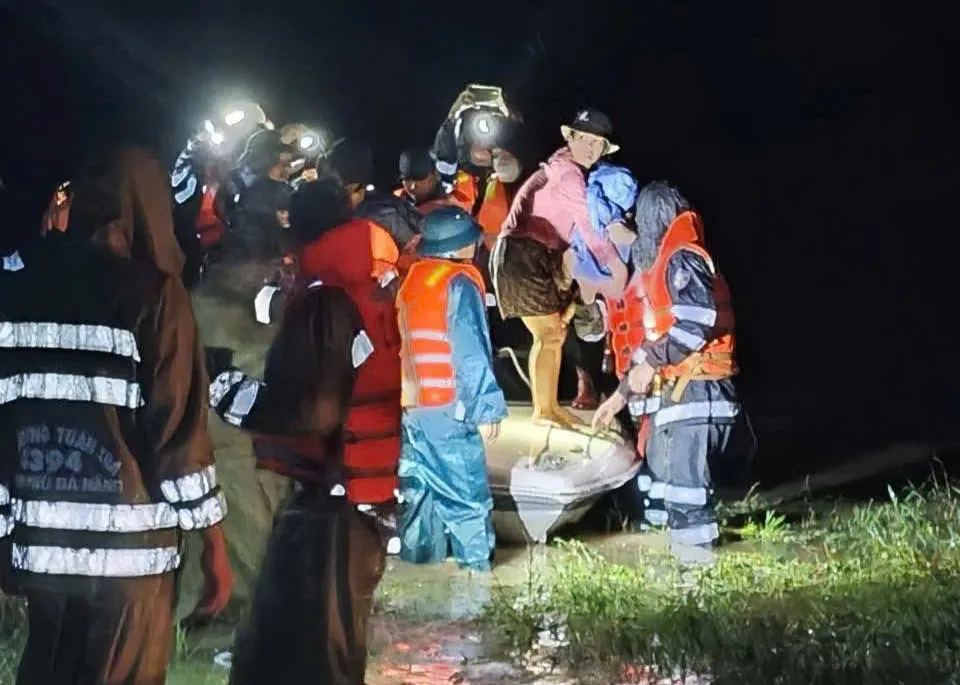 Cảnh sát cơ động trắng đêm vượt dòng nước lũ hỗ trợ người dân vùng ngập lụt - Ảnh 5.