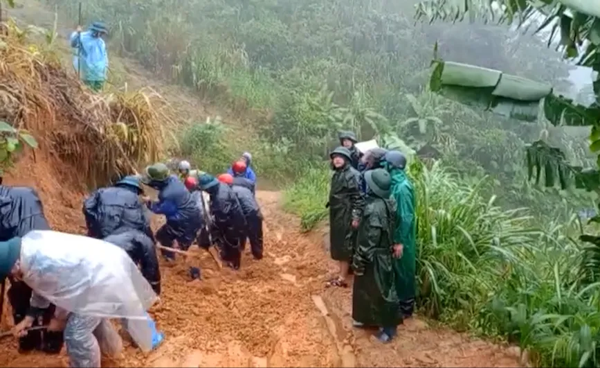 Mở đường mòn qua núi tiếp cận 5 thôn bị cô lập ở Quảng Ngãi- Ảnh 1.