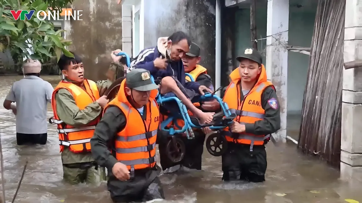 Cảnh sát cơ động trắng đêm vượt dòng nước lũ hỗ trợ người dân vùng ngập lụt - Ảnh 1.