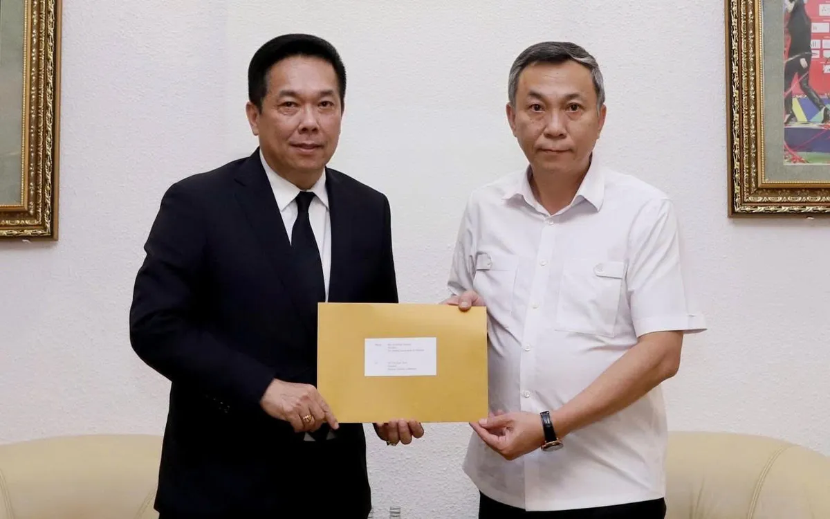 Phó Chủ tịch LĐBĐ Thái Lan - ông Adisak Benjasiriwan đã đọc thư xin lỗi chính thức gửi tới Chủ tịch VFF Trần Quốc Tuấn. (Ảnh: VFF)