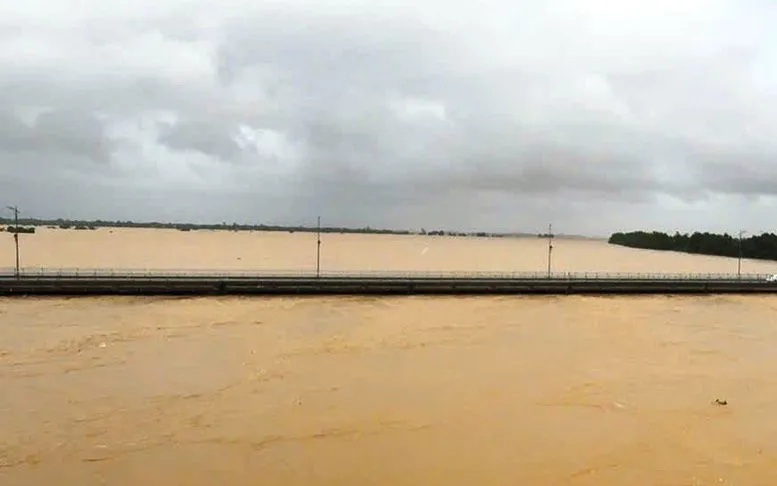 Lúc 2h ngày 30/10, mực nước lũ trên sông Thu Bồn tại Câu Lâu ở mức 5,62 m - cao hơn lũ lịch sử 1964: 0,14 m
