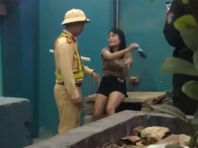 Thái Nguyên: Nữ tài xế vi phạm nồng độ cồn kịch khung, chống đối, hất máy đo của CSGT - Ảnh 1.