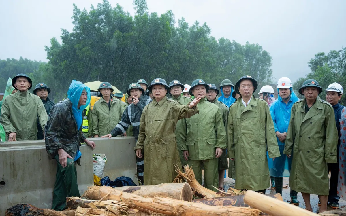 Phó Thủ tướng Trần Hồng Hà trực tiếp kiểm tra công tác khắc phục lũ lụt, sạt lở trên tuyến cao tốc La Sơn - Hòa Liên.