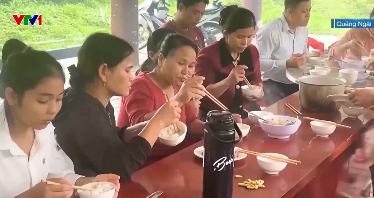 Ấm áp bữa cơm tại nơi tránh sạt lở núi ở Quảng Ngãi - Ảnh 2.
