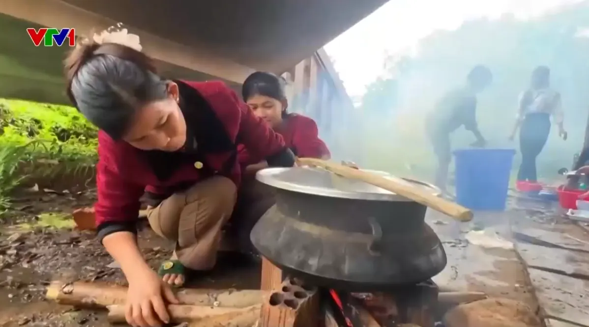 Ấm áp bữa cơm tại nơi tránh sạt lở núi ở Quảng Ngãi - Ảnh 1.