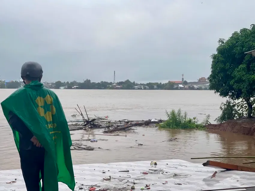 Sạt lở bờ sông Tiền (Đồng Tháp), kéo sập 4 căn nhà - Ảnh 2.