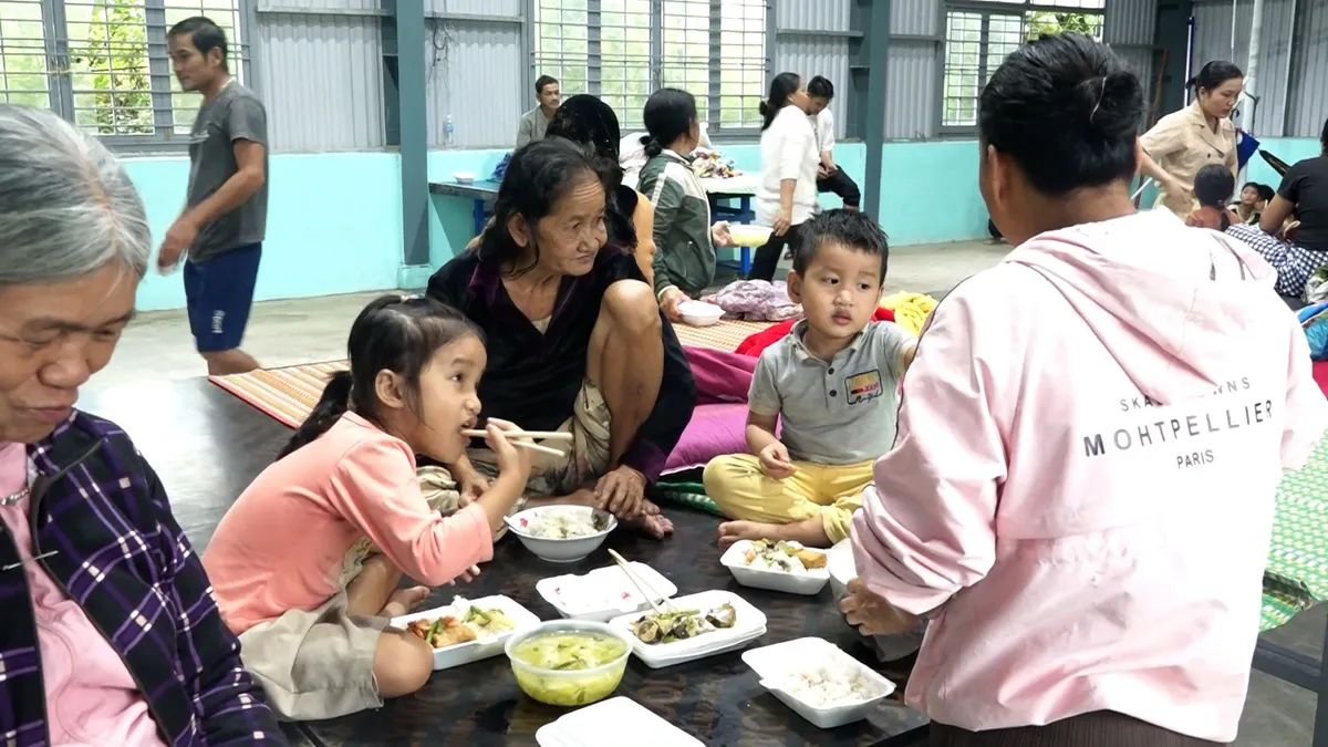 Đà Nẵng: Sơ tán khẩn cấp hơn 130 nhân khẩu ra khỏi vùng sạt lở nguy hiểm, lập "bếp ăn dã chiến" tại chỗ. - Ảnh 2.