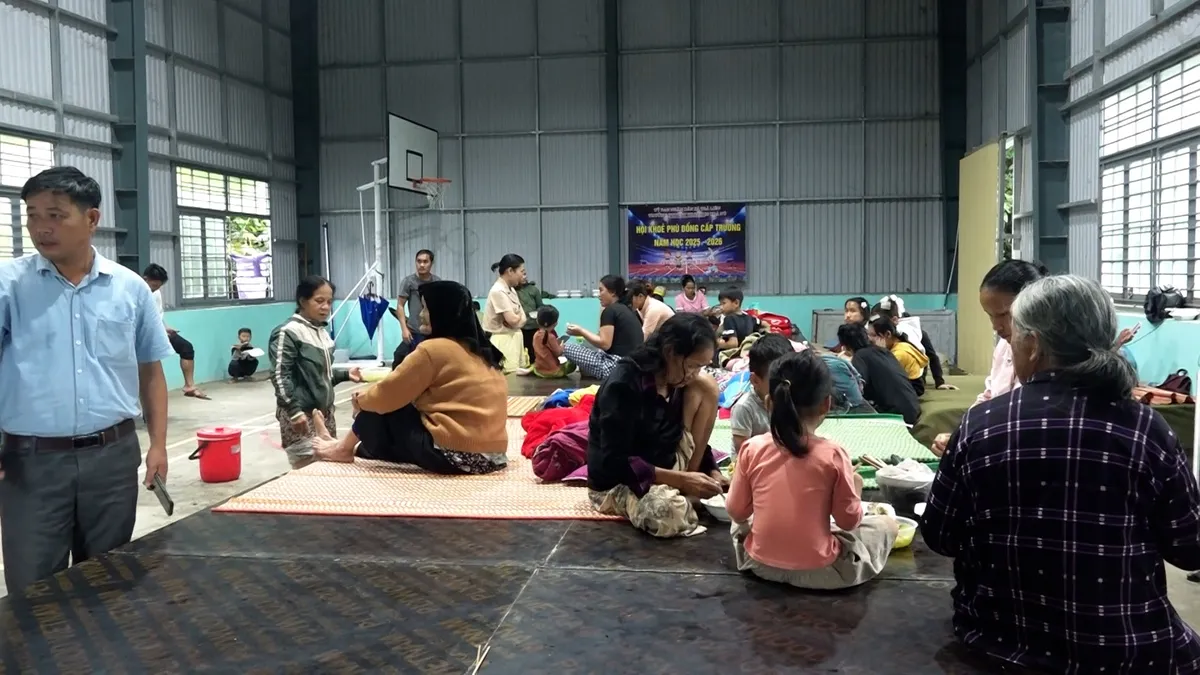 Đà Nẵng: Sơ tán khẩn cấp hơn 130 nhân khẩu ra khỏi vùng sạt lở nguy hiểm, lập "bếp ăn dã chiến" tại chỗ. - Ảnh 1.