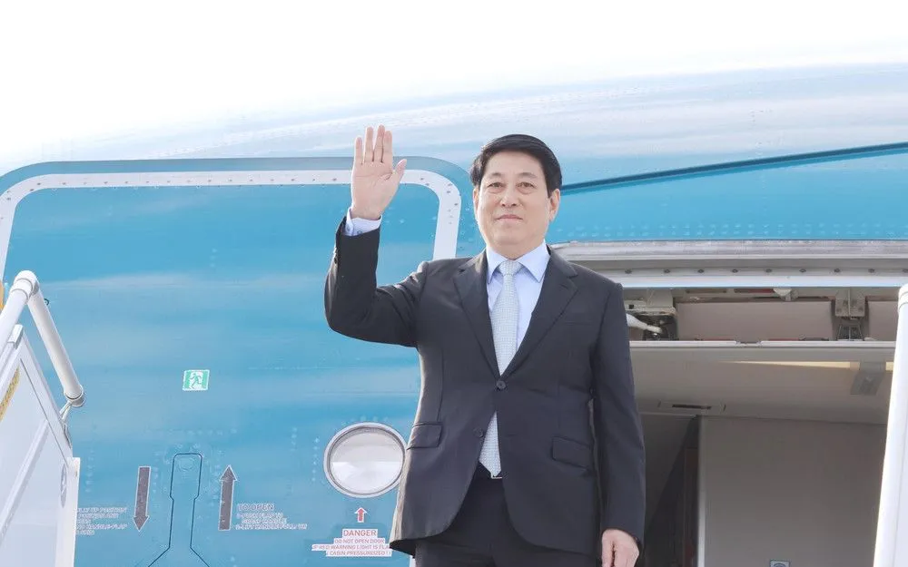 Chủ tịch nước Lương Cường tới sân bay quân sự Gimhae ở thành phố Busan (Hàn Quốc). 