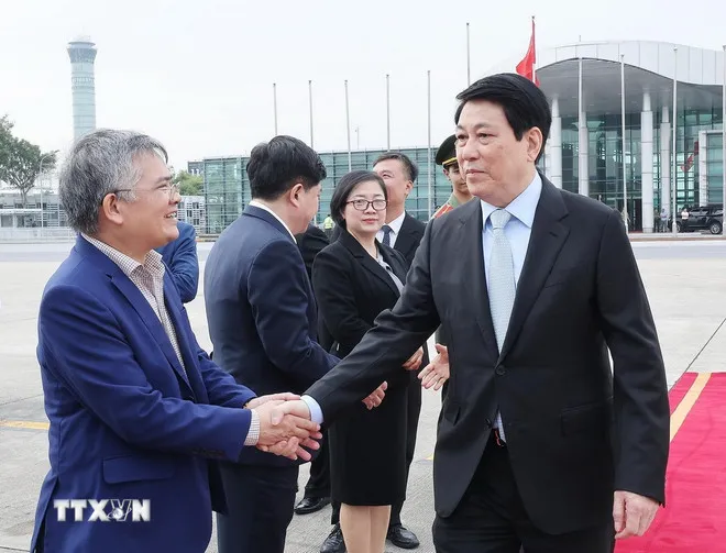 Chủ tịch nước Lương Cường lên đường dự Tuần lễ cấp cao APEC 2025 - Ảnh 2.