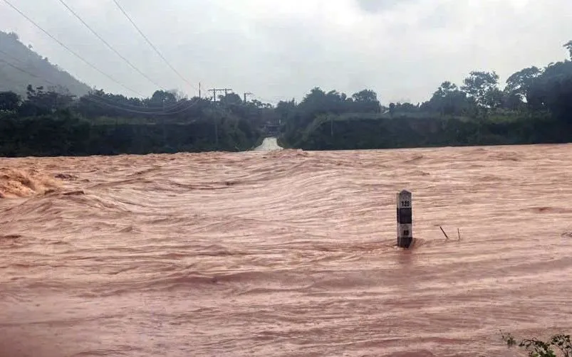 Nhiều tuyến đường ở Quảng Trị bị ngập, chia cắt do mưa lớn - Ảnh 1.