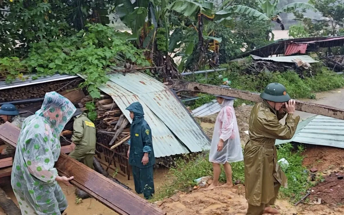 Sơ tán khẩn cấp hơn 130 nhân khẩu ra khỏi vùng sạt lở nguy hiểm.
