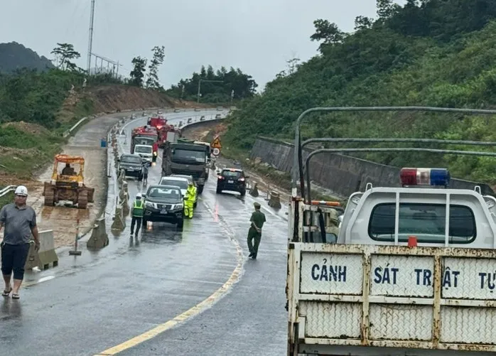 Xuyên đêm san gạt đất đá, thông tuyến cao tốc La Sơn - Hòa Liên - Ảnh 1.