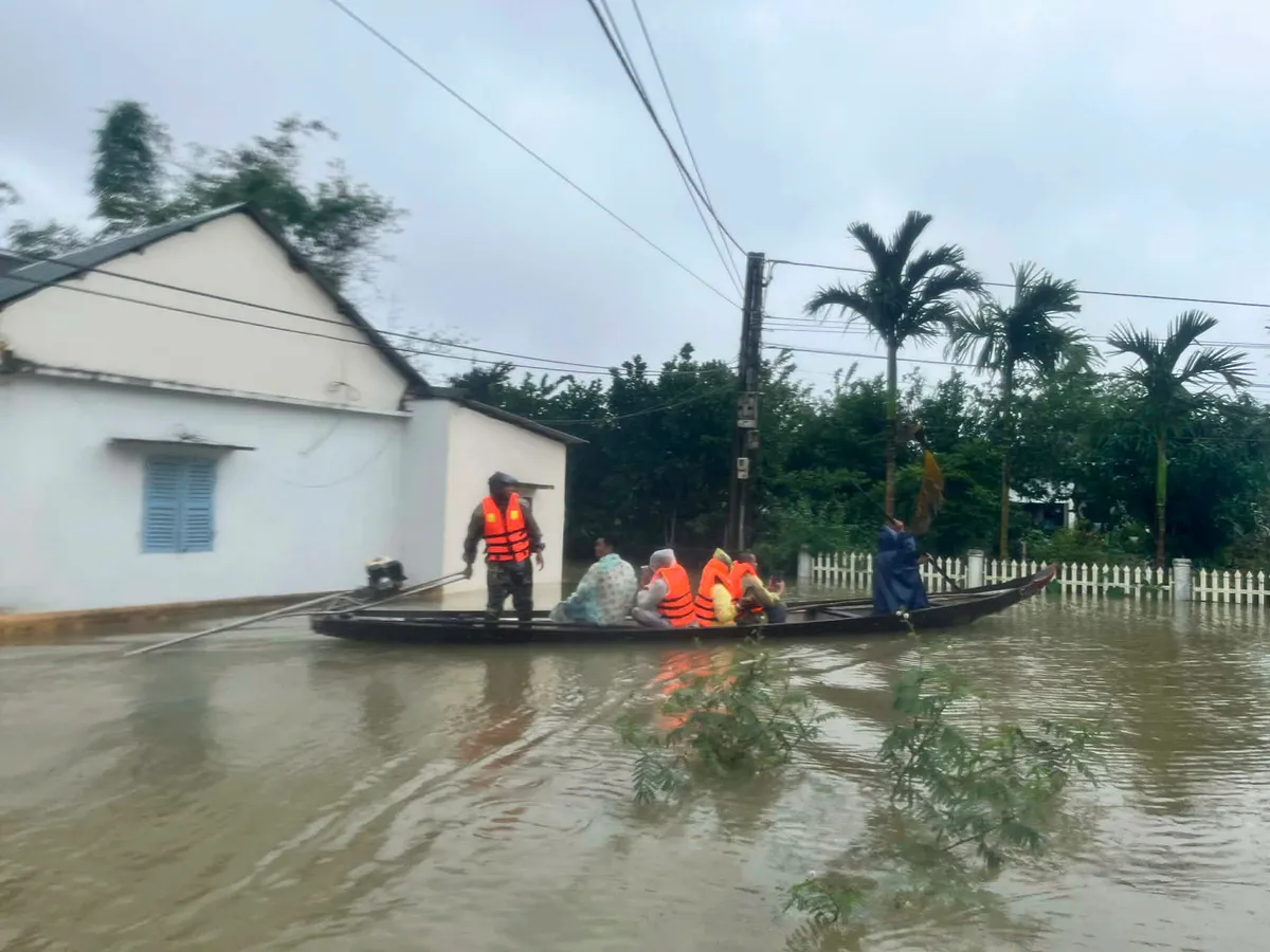 Quảng Trị: Khẩn trương hỗ trợ người dân trong lũ lớn, nhiều khu dân cư bị cô lập - Ảnh 1.