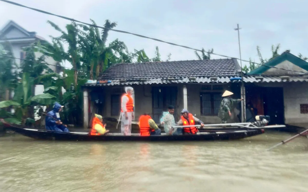 Hỗ trợ người dân trong lũ lớn, nhiều khu dân cư bị cô lập