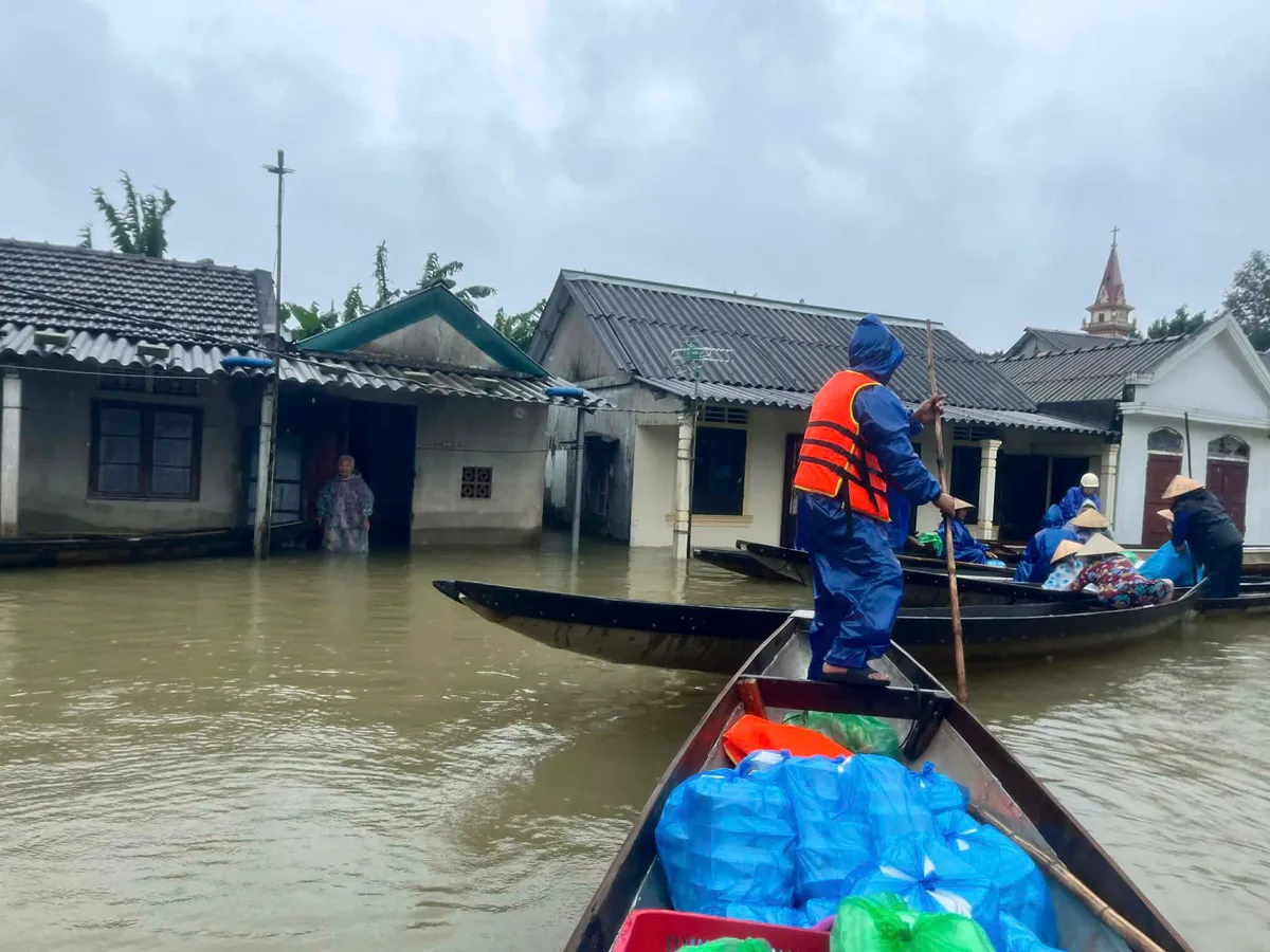 Quảng Trị: Khẩn trương hỗ trợ người dân trong lũ lớn, nhiều khu dân cư bị cô lập - Ảnh 2.