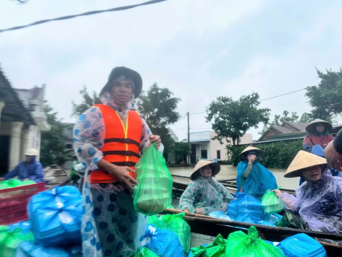 Quảng Trị: Khẩn trương hỗ trợ người dân trong lũ lớn, nhiều khu dân cư bị cô lập - Ảnh 3.