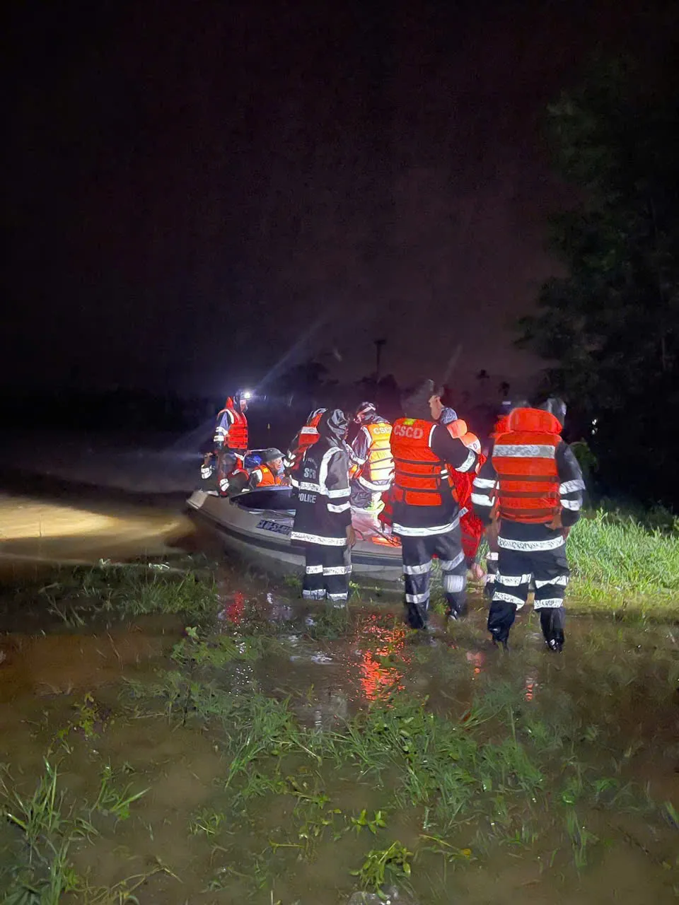 Cảnh sát cơ động trắng đêm vượt dòng nước lũ hỗ trợ người dân vùng ngập lụt - Ảnh 3.