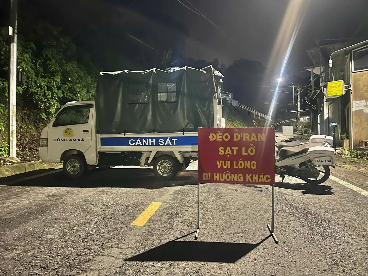 Lâm Đồng: Đèo D’ran sạt lở, sụt lún nghiêm trọng tạm ngưng lưu thông 2 chiều - Ảnh 4.