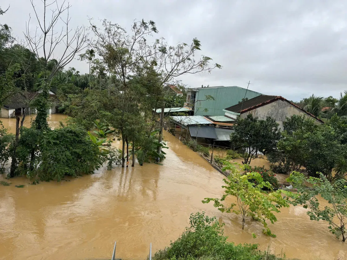 Hơn 66.000 ngôi nhà ở Đà Nẵng chìm trong biển nước. Mực nước các sông Vu Gia - Thu Bồn tiếp tục dâng cao - Ảnh 1.